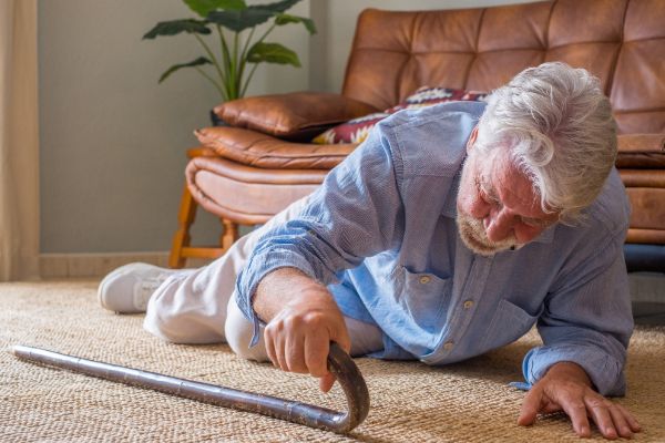 Cómo Prevenir Caídas en el Hogar: Guía Práctica para Cuidadores y Familiares